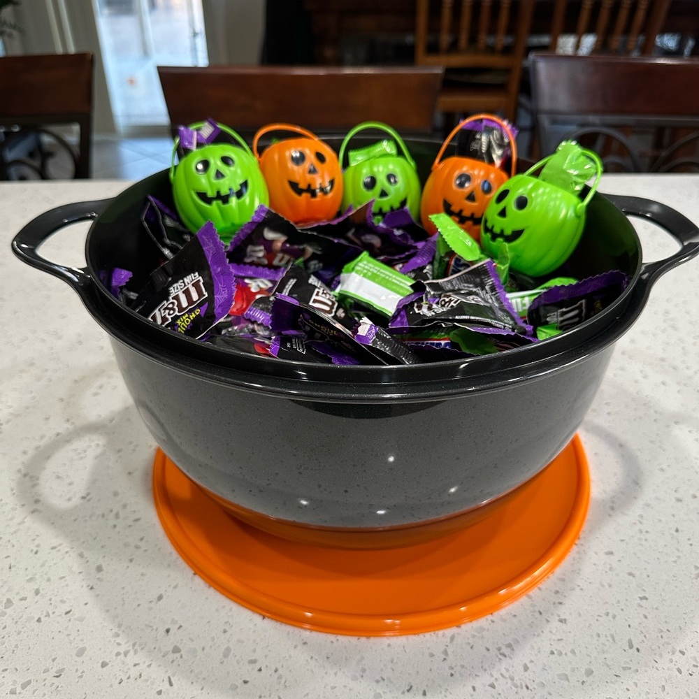 Tupperware Halloween Thatsamega bowl 42 Cup